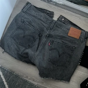 Jeansshorts  - Säljer dessa Levi’s shorts.💕Ord pris 649:- 