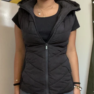 Zara väst - Fin zara väst i nyskick  Knappt använd  Säljer för billigt pris 