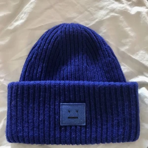 Acne mössa - Säljer nu min fina acne mössa i en klarblå färg. Inga defekter alls. Som ny.  OBS: inte äkta❤️‍🔥