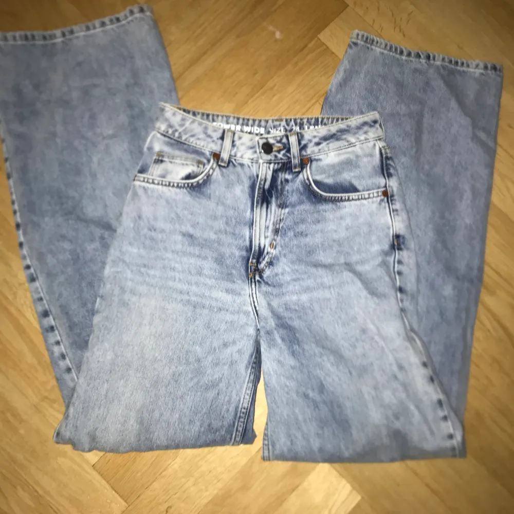 Fina ljusblåa högmidjade jeans från bikbok, fint skick. Storlek 24 och längd 32. Nypris 599kr. Jeans & Byxor.