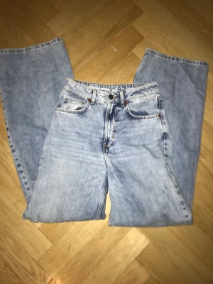 Jeans från Bikbok - Fina ljusblåa högmidjade jeans från bikbok, fint skick. Storlek 24 och längd 32. Nypris 599kr