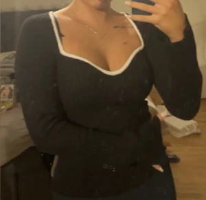 Topp - Säljer denna otroligt fina toppen jag köpt här på Plick, men aldrig kommit till användning🥰  Bilder från förra ägare💕