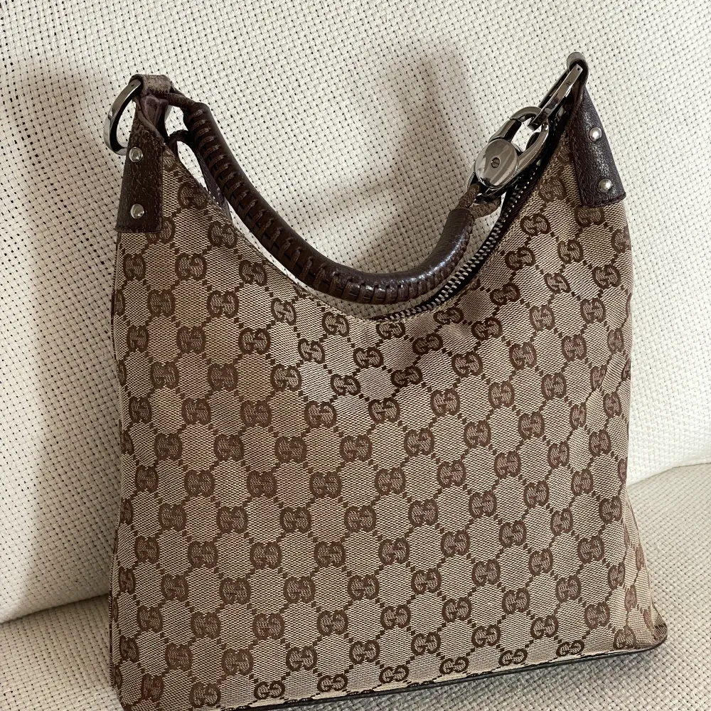 Jättefin vintage Gucci väska. Köpt på vestiaire collective för ett år sedan, då gjordes äkthetskontroll. Jag själv har endast använt den en gång, så den förtjänar ett bättre hem! Färgen är något varmare beige än vad kameran kan fånga upp. . Laukut & Käsilaukut.