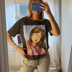 T-shirt med tryck - T-shirt med tryck från zara. Storlek M men passar S. Lite gråmelerad typ💞
