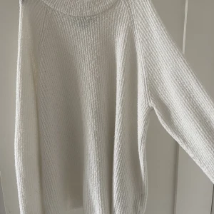 Vit tröja - Vit tröja stickad bara andvänt fåtal gånger, köp gärna via köp nu