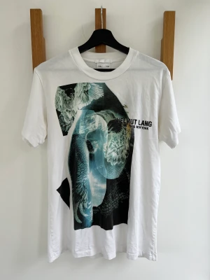 Helmut Lang T-shirt - Super fina t-shirt från Helmut Lang. Toppen skick. Passar M