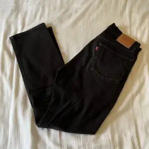 Svarta Levis 501 jeans i fint skick. Storlek W27 L28