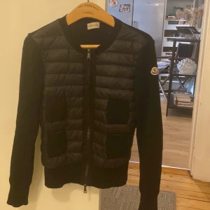 Moncler cardigan S - Säljer en moncler cardigan då jag inte har användning för den längre. Den är använd några gånger. Storlek S och pris går att diskutera. Mycket bra kvalitet och självklart äkta