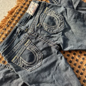 True religion jeans - True religion jeans i mörkare blå, älskar fickorna och lätt att styla! Vid frågor & funderingar bara skriva!💗