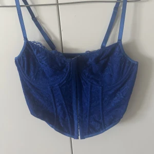 Blå korsetttopp  - Blå korsetttopp från shein i storlek L, lite mindre i storlek skulle jag säga. Endast använt 2gr så i fint skick! 