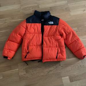 Super fin north face jacka i storlek xL har själv S men tycker att den sitter väldigt fint ändå, säljer på grund av att jag nästan aldrig använder den.