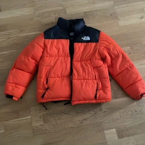 North face jacka  - Super fin north face jacka i storlek xL har själv S men tycker att den sitter väldigt fint ändå, säljer på grund av att jag nästan aldrig använder den.
