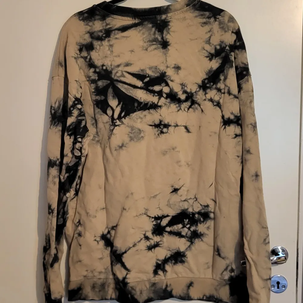 Tie-dye sweater från Lager157.  Strl: L, passar som L  Cond: 8/10  Dm vid ytterligare foton eller frågor!. Tröjor & Koftor.