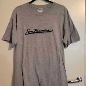 Basic Tee - 'San Fransisco California' T-shirt   Strl: L, passar som M/L   Cond: 8/10  Dm vid ytterligare foton eller frågor!