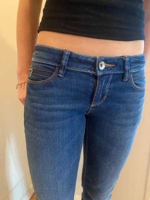 Så häftiga vintage jeans som är både lowwaist och bootcut😍 dragkedja vid ena fickan framtill!