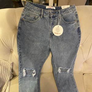 Jeans - Säljer mina helt oanvända jeans då de inte passar mig. Skit snygga jeans som kan fixa en hel outfit, strlk 40. Nypris 799 säljer för 300-500kr pris kan diskuteras . Cindy jeans.