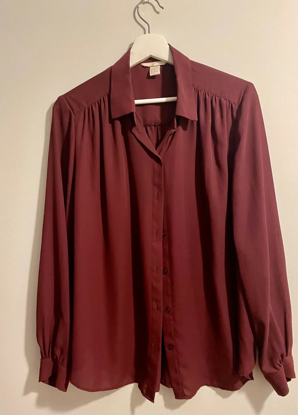 Elegant tröja i vinröd färg, passar till vardagen och festen, aldrig använt. Tröjor & Koftor.