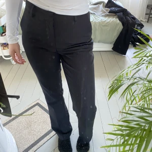 Kostymbyxor  - Storlek: 38 Säljer dessa svarta kostymbyxor från bikbok i modellen Vera. Har varit ett par favoriter och har använts väl, men de är fortfarande i bra skick! Säljes pga att de har blivit för stora.