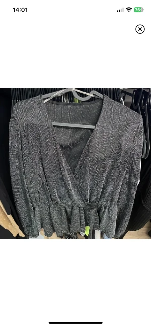 Glittrig Svart blus - Glittrig super söt svart blus, men knyte i midjan Använd en Nyårsafton 