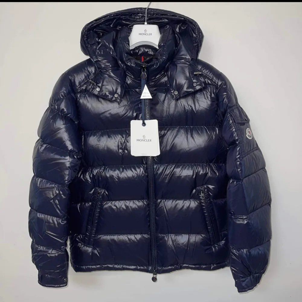 Tjena!   Säljer nu min moncler maya i storlek 3. Perfekt vinterjacka för vintern då den både är stilren och väldigt varm.   Jag använde den bara i 1 säsong ( vintern 2022)   Cond: 10/10   Köpt från Haiendo shop  Pris kan diskuteras vid intresse av köp! . Jackor.