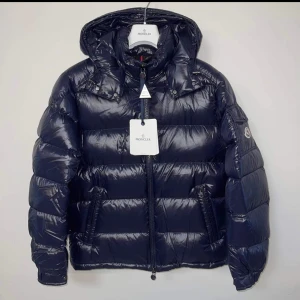 Moncler maya - Tjena!   Säljer nu min moncler maya i storlek 3. Perfekt vinterjacka för vintern då den både är stilren och väldigt varm.   Jag använde den bara i 1 säsong ( vintern 2022)   Cond: 10/10   Köpt från Haiendo shop  Pris kan diskuteras vid intresse av köp! 
