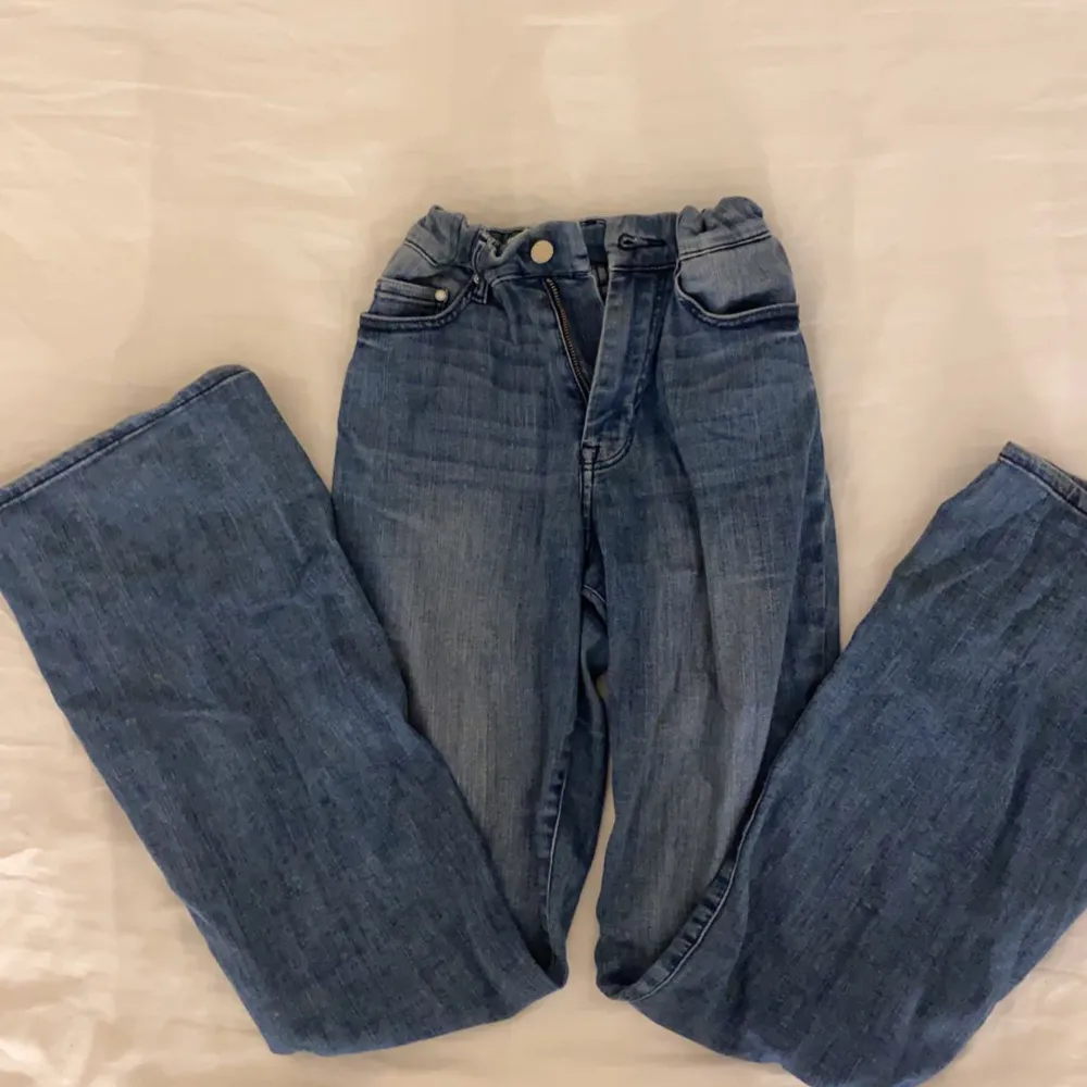 Säljer dessa skitsnygga blåa jeans då jag inte tycker de passar på mig. Osäker på vart de är ifrån. Insydda i midjan men det går att töja ut enkelt. Använda kanske 2-3 ggr, nypris är nog runt 200-250 kr💗💗. Jeans & Byxor.