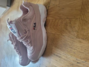 Fila skor - Säljer mina helt nya Fila skor,aldrig använda,köpta på JDsport,stl 37 1/2