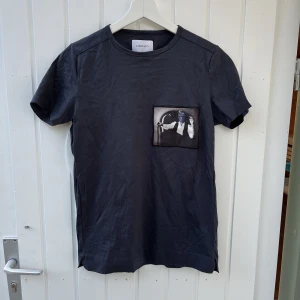 Limitato t-shirt - Tja, nu säljer jag min snygga limitato T-shirt i storleken xs. T-shirten är självklart äkta. Skicket på tröjan är 9/10. Nypriset ligger på 1800 kr. Om du har någon fråga får du gärna höra av dig/ mvh Hugo