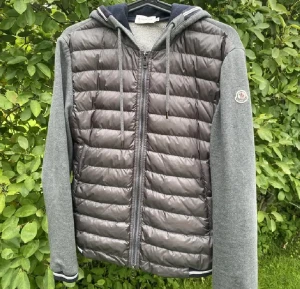 Moncler cardiagan - Storlek M passar s  Nycksick  Pris kan diskuteras iochmed snabb affär