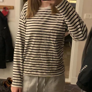 Tröja  - Säljer tröja från zara som är använd få gånger 
