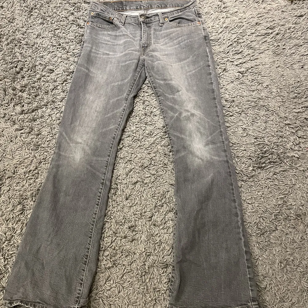 Ett par jätte snygga grå lågmidjade jeans från Levis! Storlek 30 i midjan och 32 i längd. Bootcut/ raka . Jeans & Byxor.