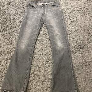 Ett par jätte snygga grå lågmidjade jeans från Levis! Storlek 30 i midjan och 32 i längd. Bootcut/ raka 