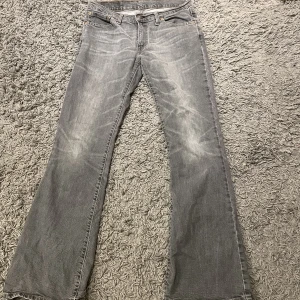 Lågmidjade Levis jeans  - Ett par jätte snygga grå lågmidjade jeans från Levis! Storlek 30 i midjan och 32 i längd. Bootcut/ raka 