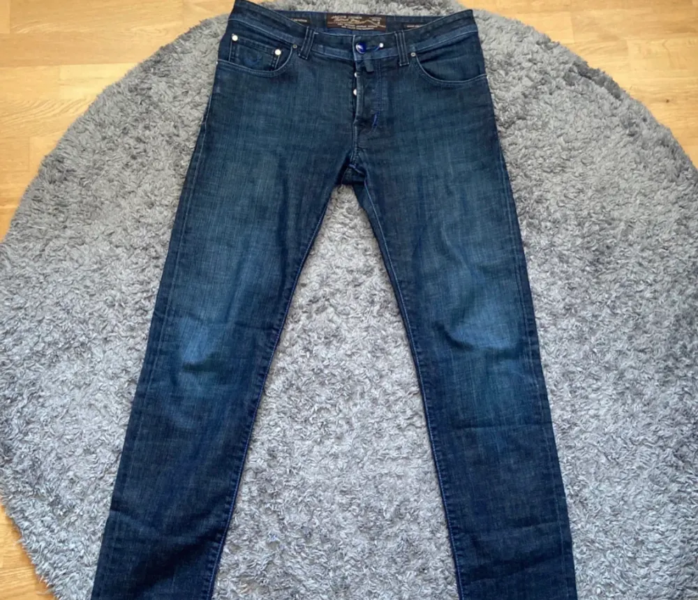 Ett par fina mörkblåa Jacob Johan jeans som är helt oanvända, säljer de de ej passar, hör av dig vid intresse. Jeans & Byxor.