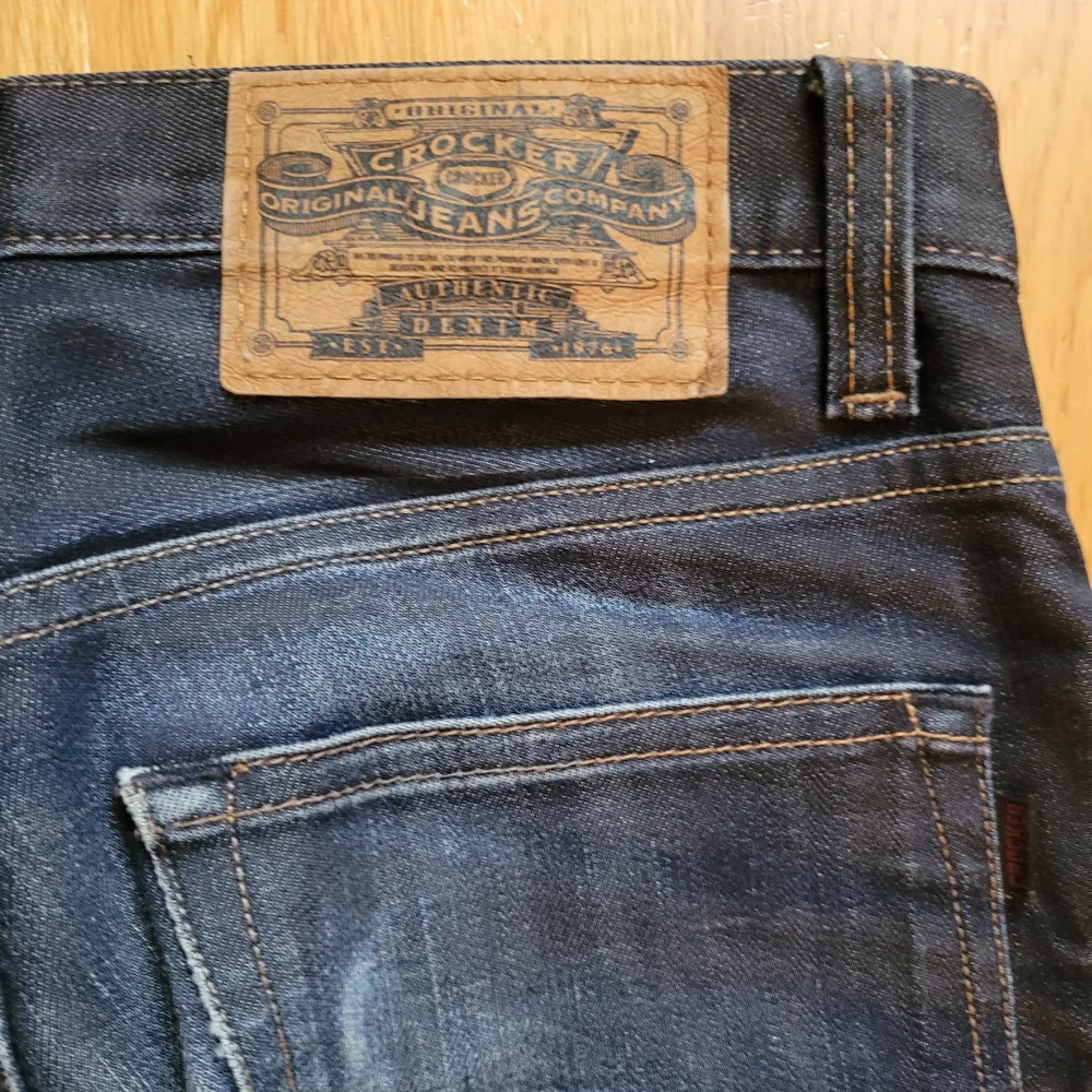 Blå skinny jeans med knappgylf. Färgen ser mer ut som de första bilderna. W 25, L 32.. Jeans & Byxor.