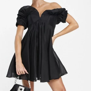 Klänning  - En snygg klänning från asos som jag endast använt en gång. Perfekt till studentskivor eller liknande saker när man ska vara lite extra fin💕