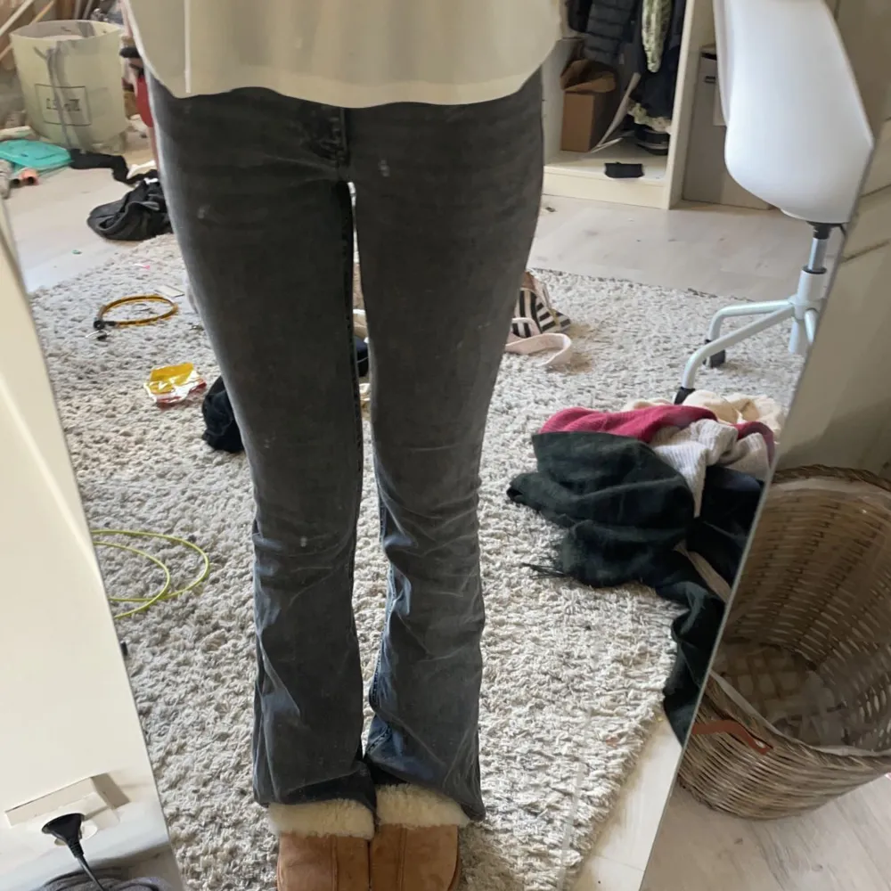 Low waist gråsvarta jeans från Gina storlek 36 lite stora har vanligtvis 34 och ör 163 säljer för att jag inte använder dom . Jeans & Byxor.