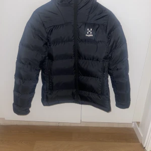 Haglöfs jacka jätte fin - Storlek S women  Jätte fint skick  Sparsamt använd. Kontakta mig  först! Den har Luva ! Bara att den inte syntes i bild