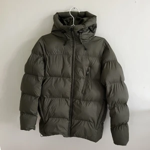 Grön jacka  - fint skick , jacka från kappa 