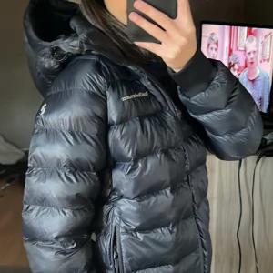 Peak performance jacka - Säljer min fina vinter jacka som är köpt på peak peformence butiken i Stockholm för ca 1 år sen men i fint skick fortfarande 💕💕 skriv för fler bilder🫶🏼
