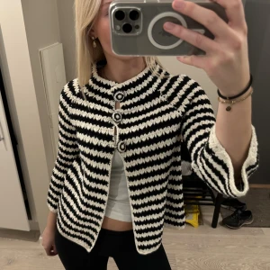 Trekvartsärmad kofta - Superfin trekvartsärmad kofta från DAY birger et Mikkelsen som inte används längre. Den har inga defekter och är i väldigt bra skick.