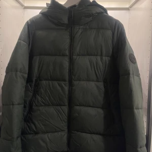 Zara jacka - Säljer min gröna dunjacka från Zara, i storlek M. Älskar jackan men nu är det dags för den att gå vidare då jag har andra jackor jag använder mer. Skriv om du har fler frågor💕