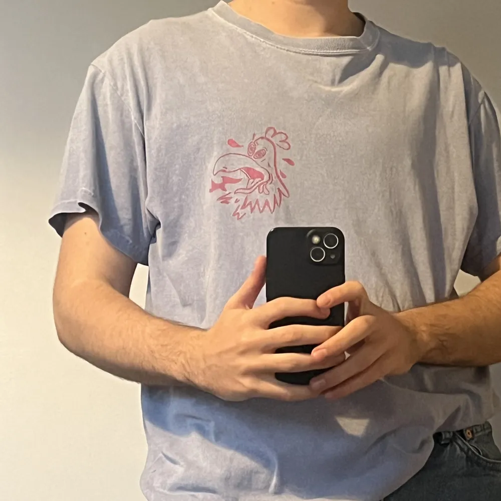 Hi! A light blue graphic t-shirt from Urban Outfitters.  Carefully used and it is made of 100% cotton.  It is S but it is quite over sized so I’d say it’s more M/L.. T-shirts.