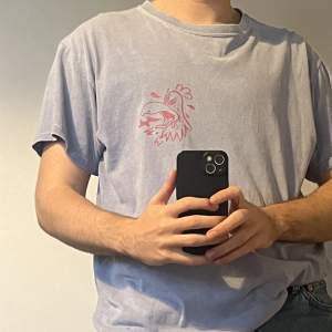Hi! A light blue graphic t-shirt from Urban Outfitters.  Carefully used and it is made of 100% cotton.  It is S but it is quite over sized so I’d say it’s more M/L.