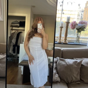 Vit medellång klänning - 💕