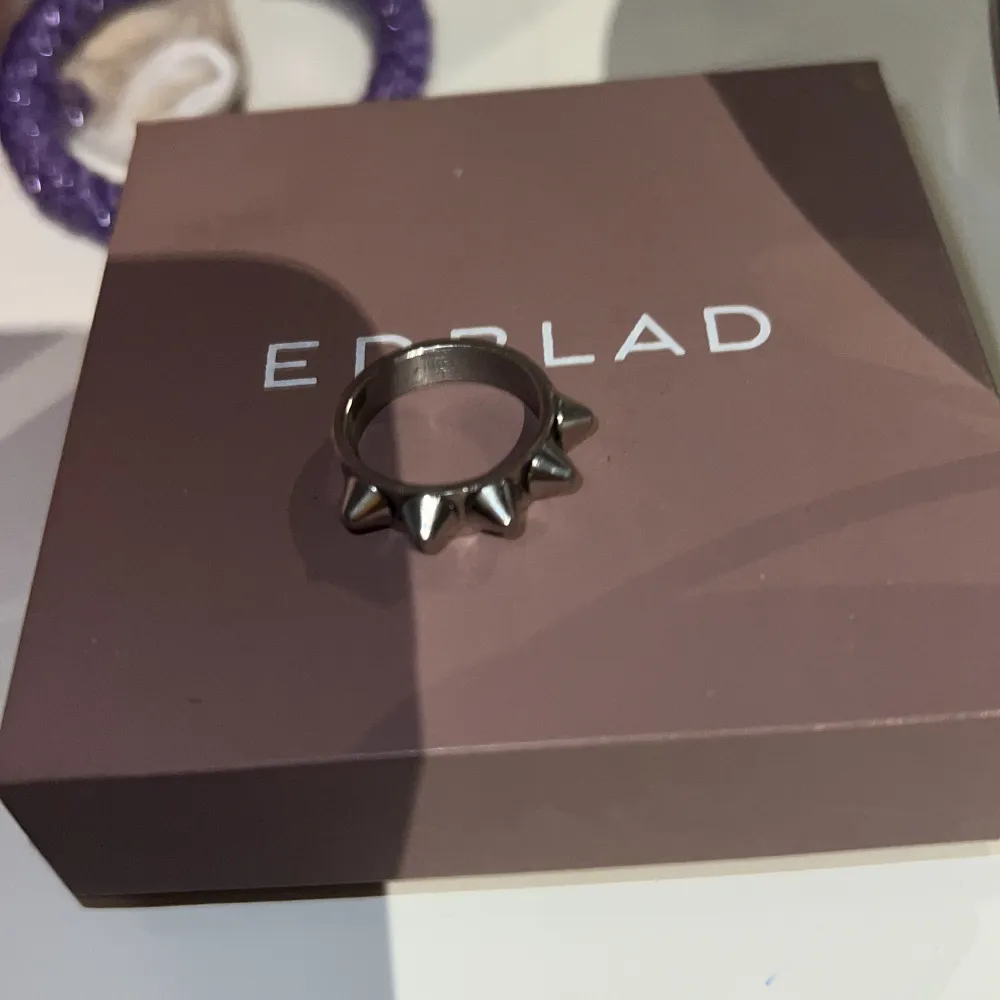 Säljer min fina Edblad ring i silver Inga defekter storlek 16.00 men passar mig som även brukar kunna ha 17.00 orginal pris: 349kr. Accessoarer.