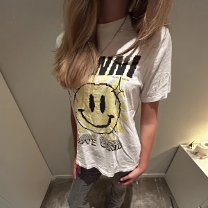 Ganni t-shirt - Ganni T-shirt i jötte bra skick. +frakt