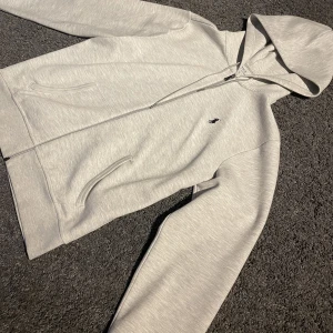 Polo Ralph lauren zip - Polo Ralph Lauren full zip. Topp skick, 9/10. Storlek M, passar allt mellan 175-185. Nypris 1800kr+