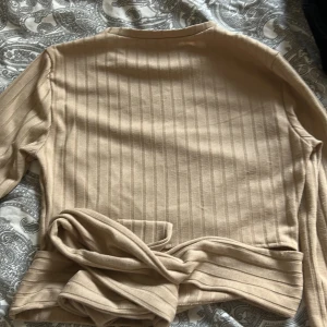 Långärmad topp med knytskärp bak - Använd ett fåtal gånger från NAKD. Priset kan diskuteras vid snabb affär 