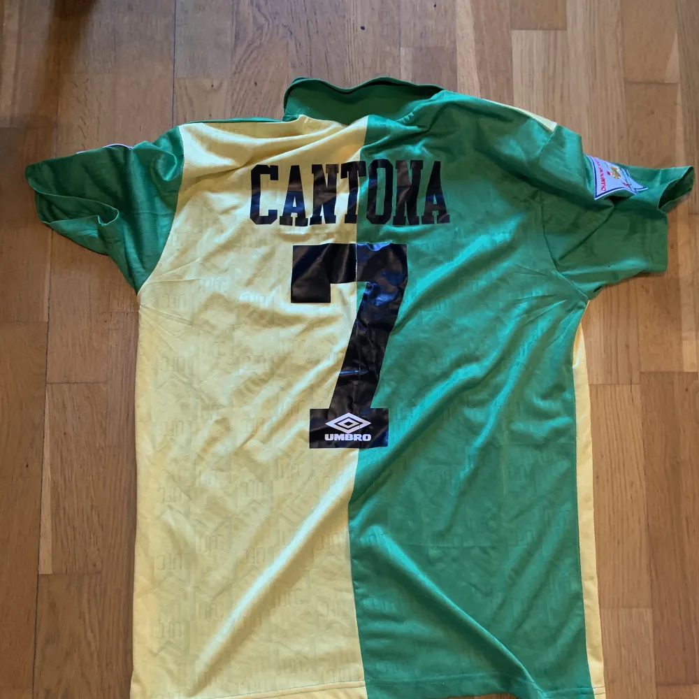 Retro bortaställ Cantonatröja från 92/94. Väldigt skön och snygg med sin krage. Skriv för mer info/bilder!. T-shirts.